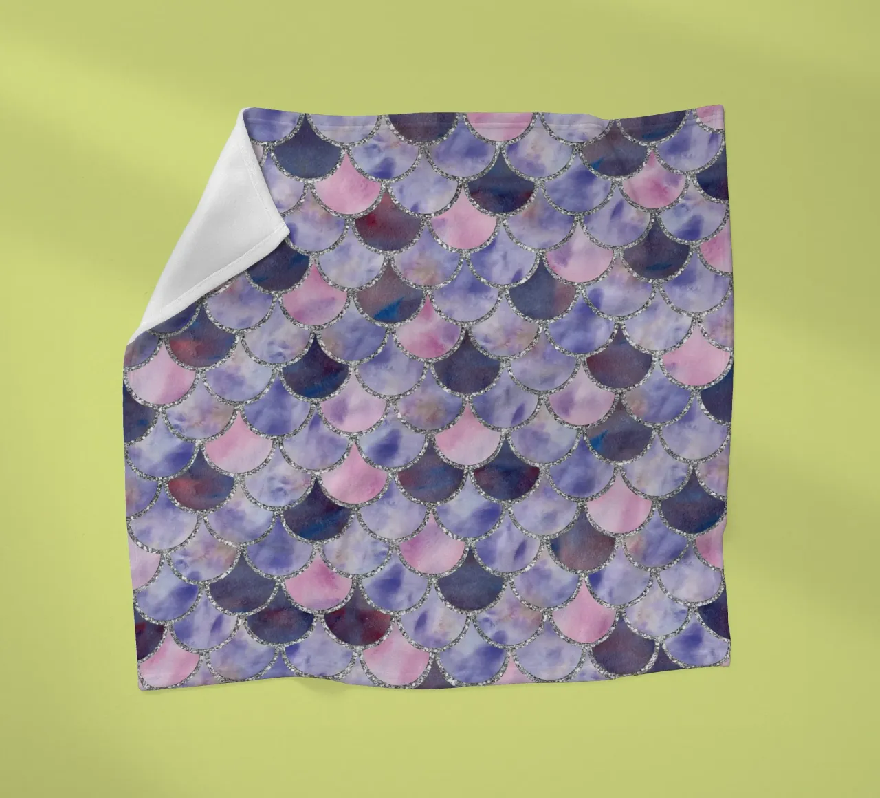 Scaglie di sirena in lavanda coperta in pile da Happy Littles