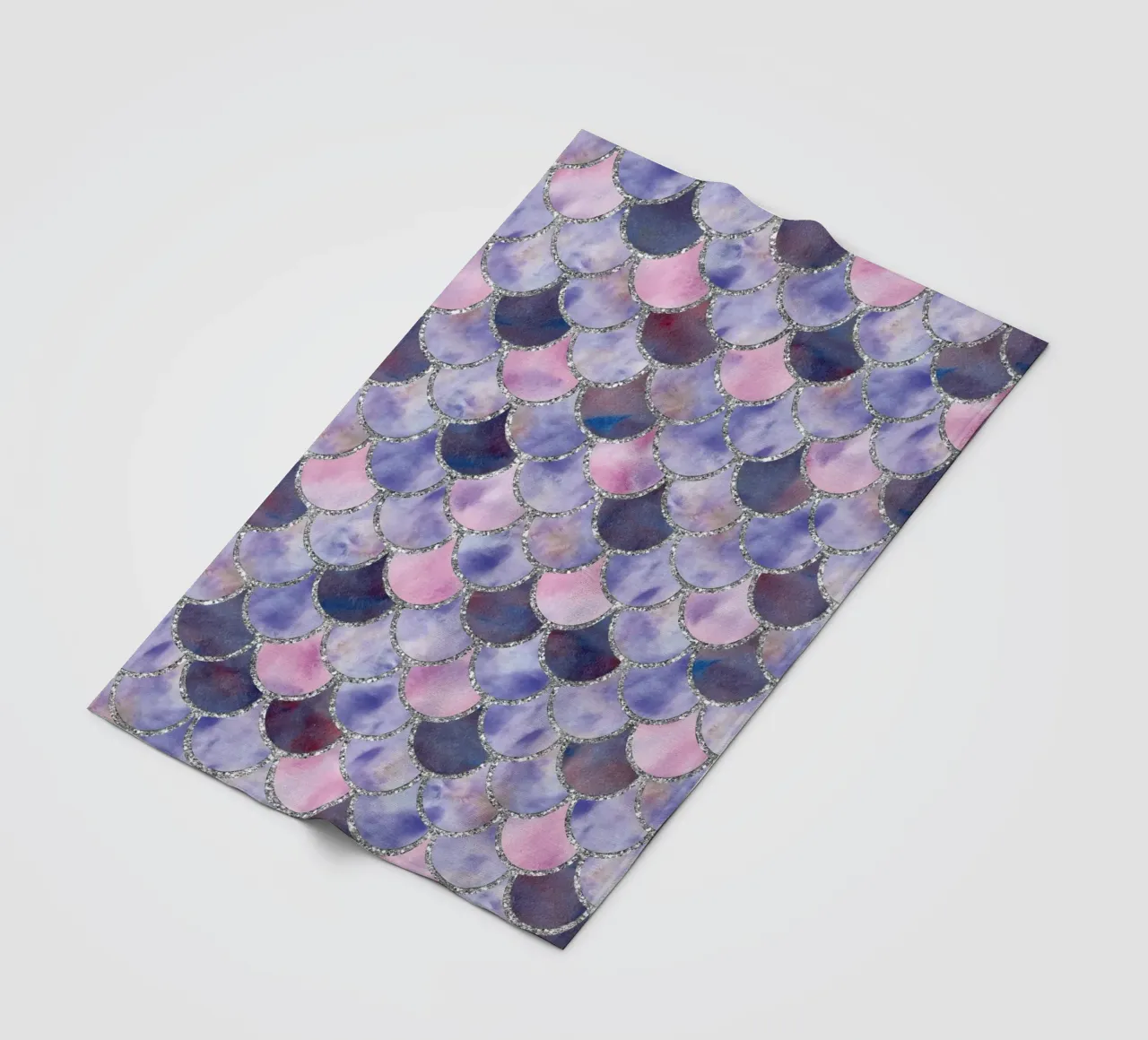 Scaglie di sirena in lavanda coperta in pile da Happy Littles