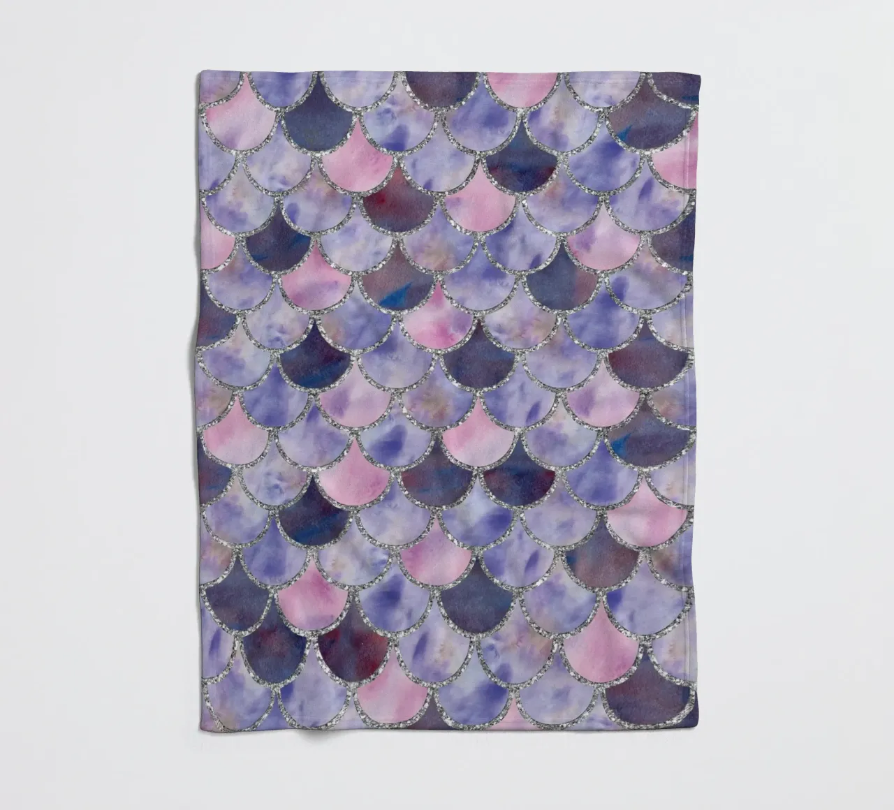 Scaglie di sirena in lavanda coperta in pile da Happy Littles