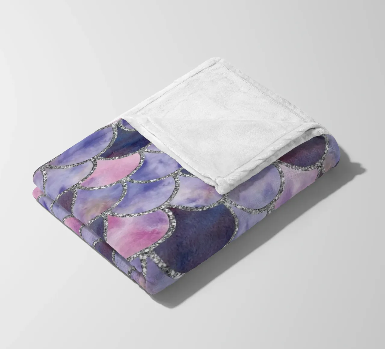 Scaglie di sirena in lavanda coperta in pile da Happy Littles