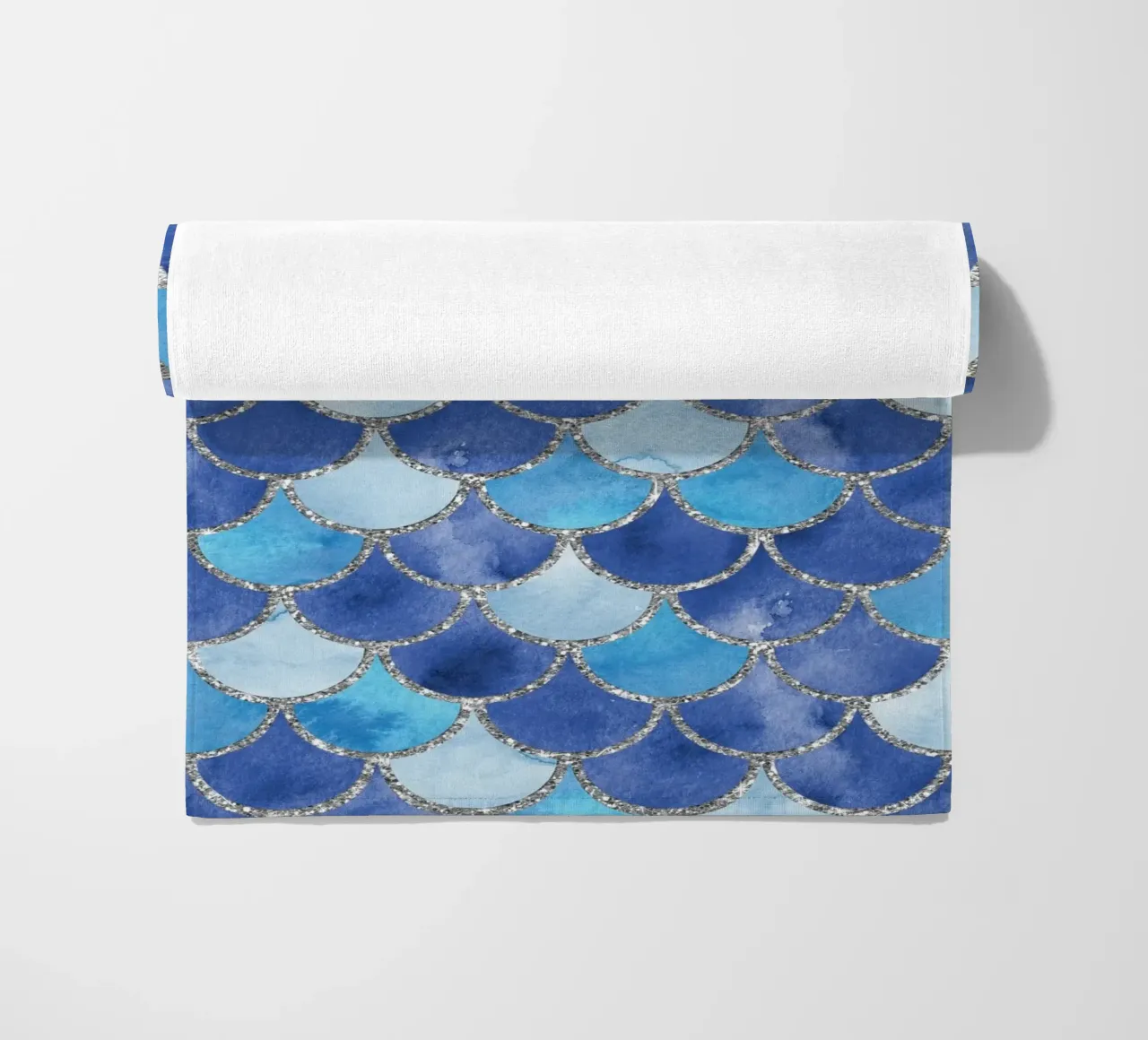 Scaglie di sirena in blu oceano telo mare da Happy Littles