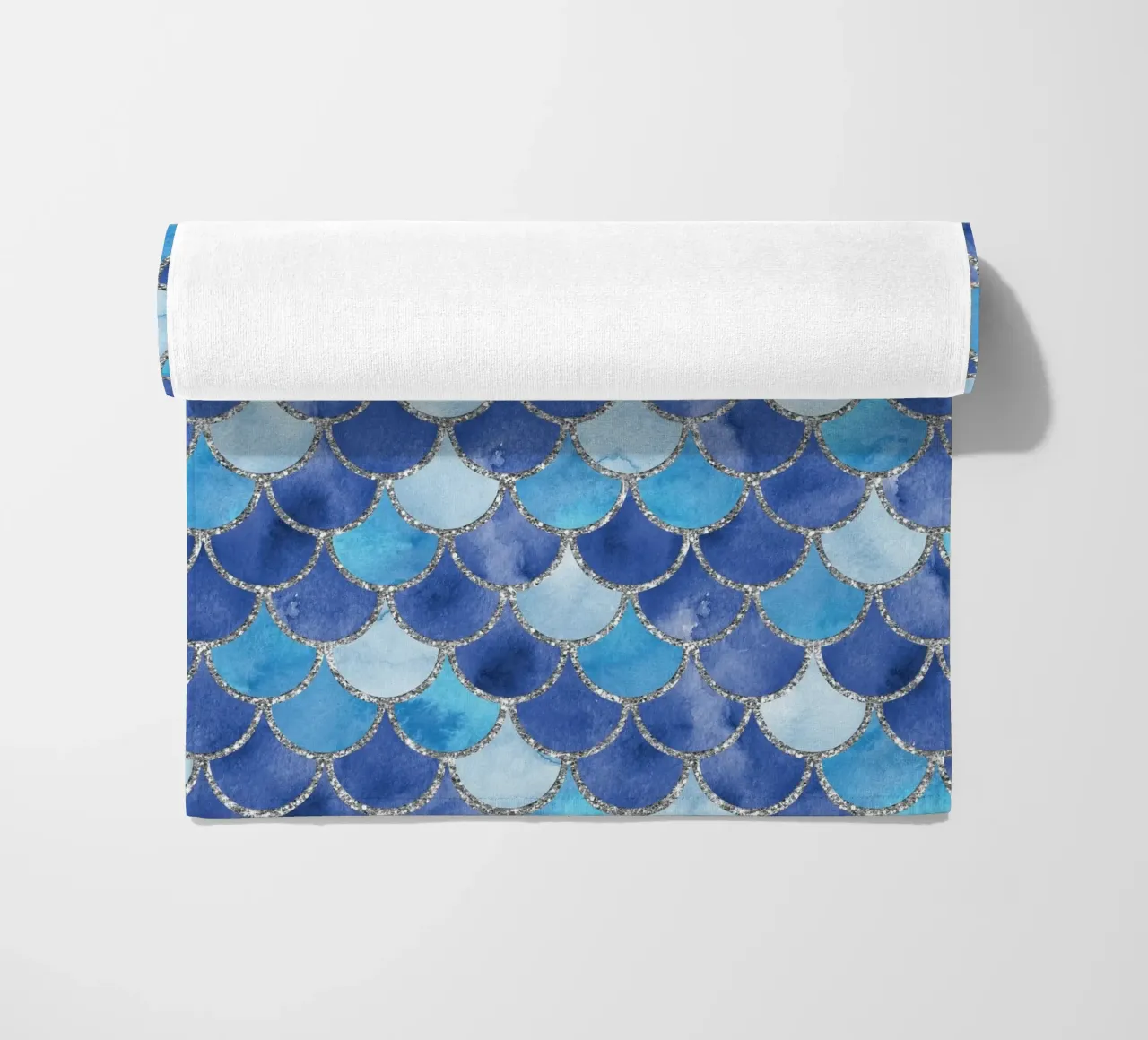 Scaglie di sirena in blu oceano telo mare da Happy Littles