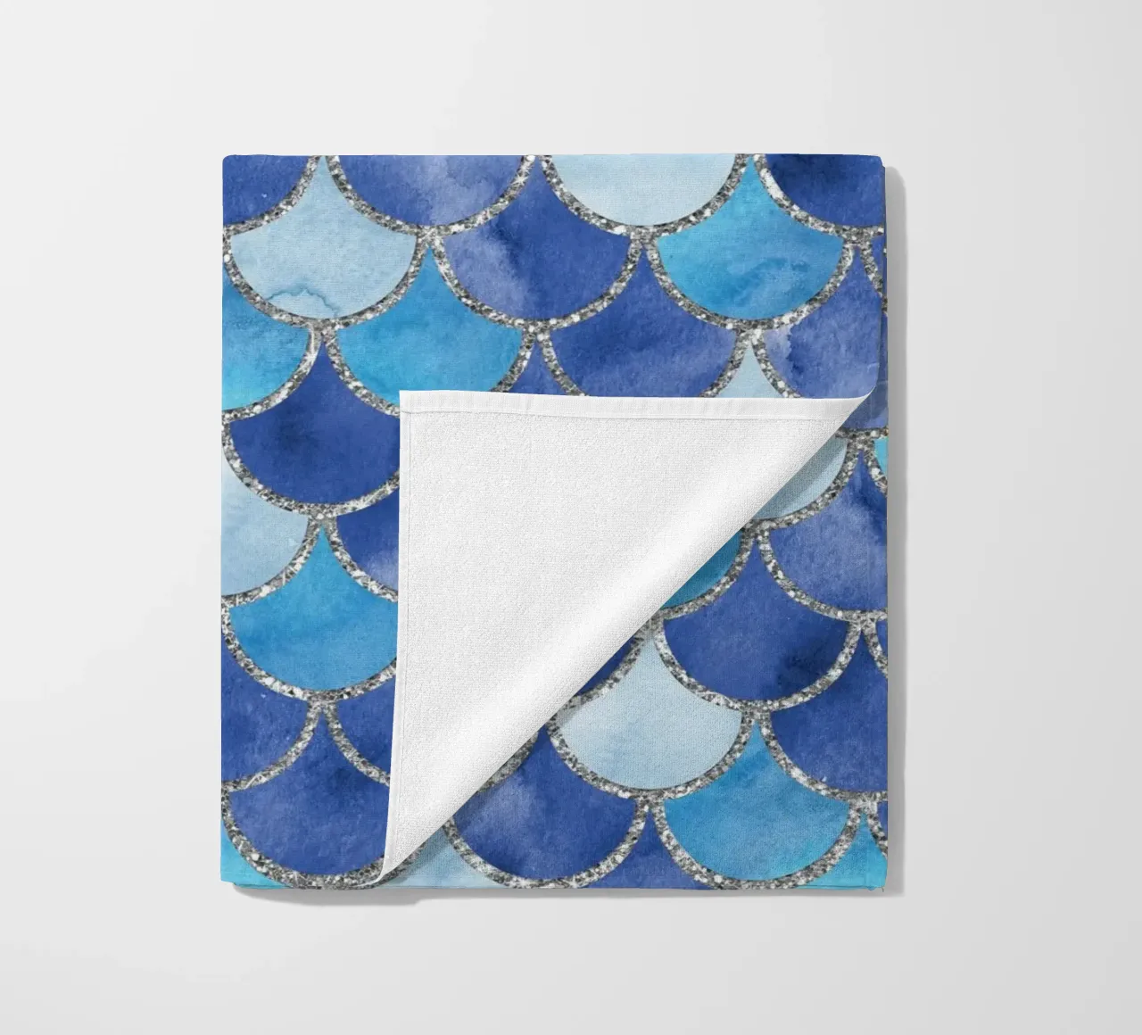 Scaglie di sirena in blu oceano telo mare da Happy Littles
