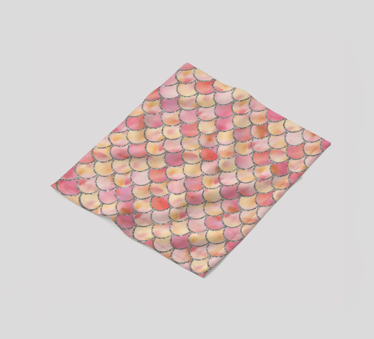 Scaglie di sirena in rosa confetto coperta in pile da Happy Littles