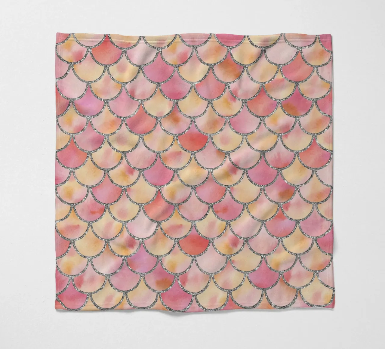Scaglie di sirena in rosa confetto coperta in pile da Happy Littles