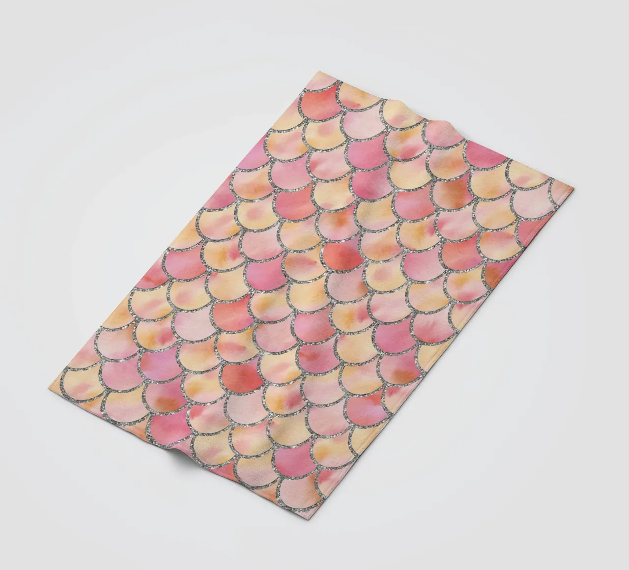 Scaglie di sirena in rosa confetto coperta in pile da Happy Littles