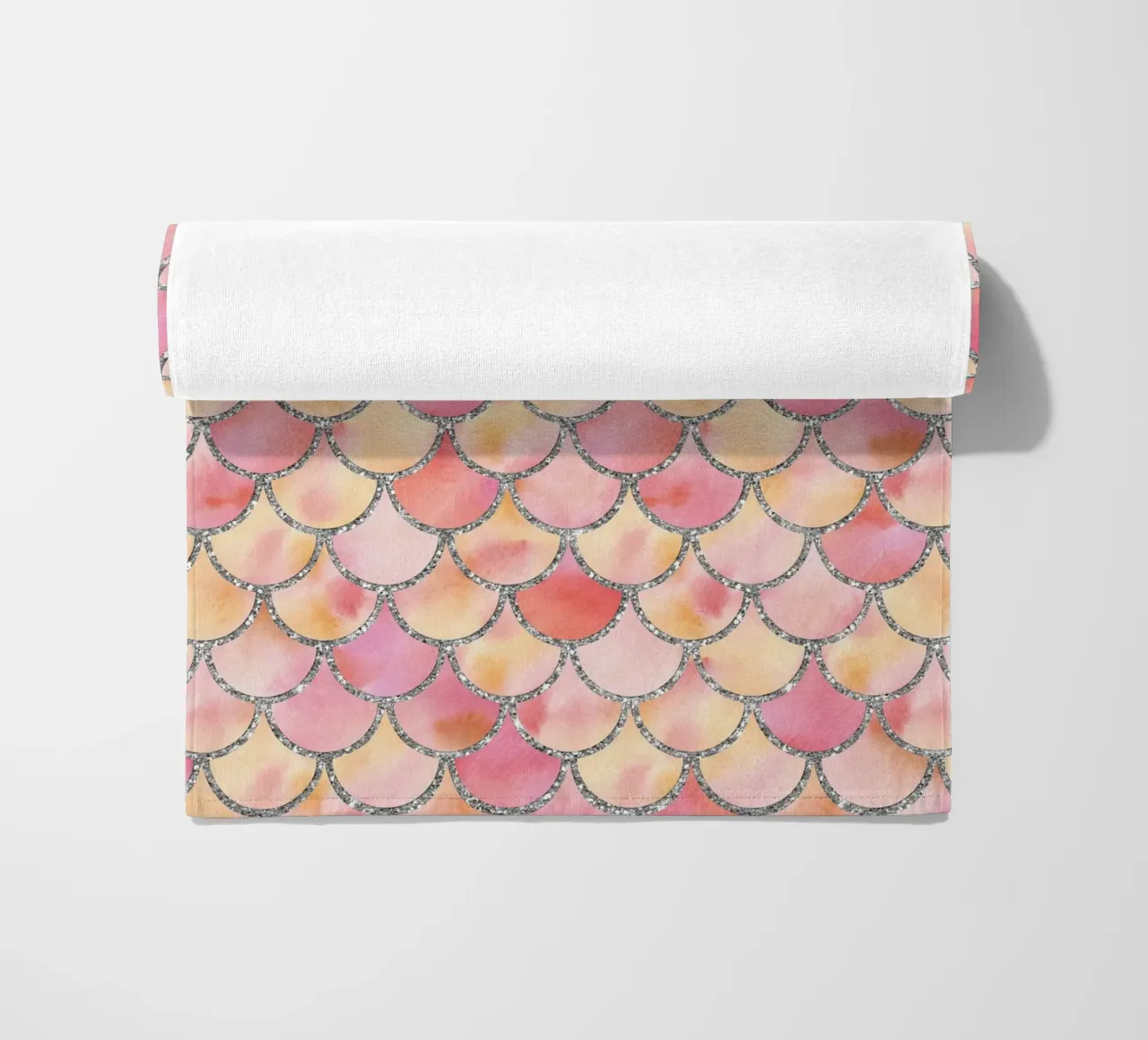 Scaglie di sirena in rosa confetto telo mare da Happy Littles