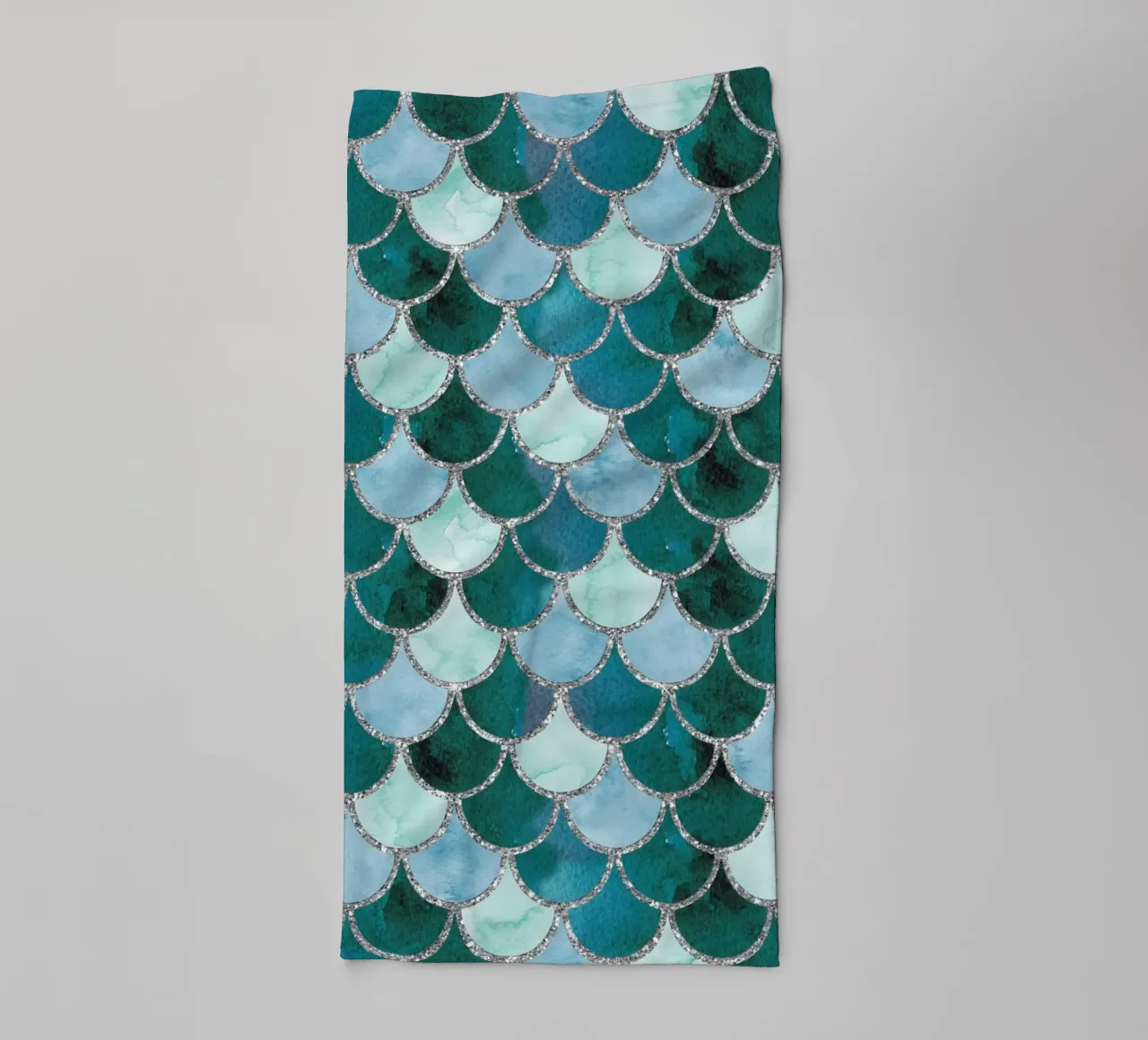 Scaglie di sirena in Soft Aqua asciugamano da bagno da Happy Littles