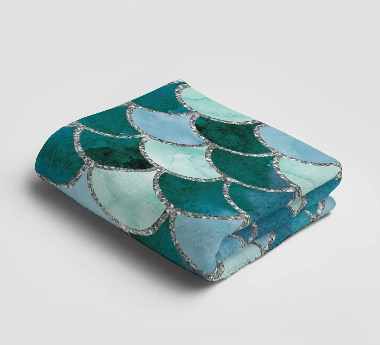 Scaglie di sirena in Soft Aqua asciugamano da bagno da Happy Littles