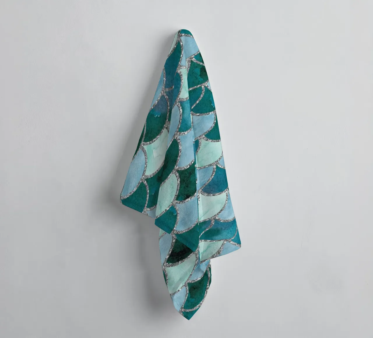 Scaglie di sirena in Soft Aqua asciugamano da bagno da Happy Littles