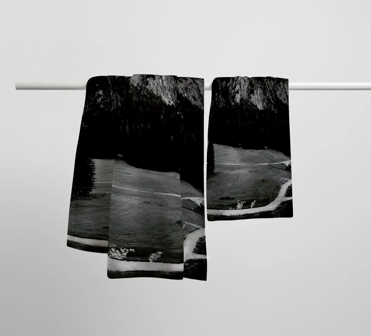 Clouds Hanging Low asciugamano da bagno da Sebastian Hilgetag