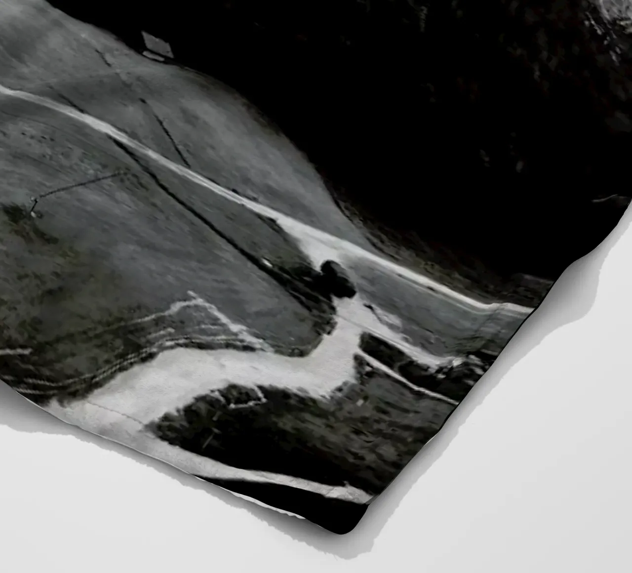 Clouds Hanging Low coperta in pile da Sebastian Hilgetag