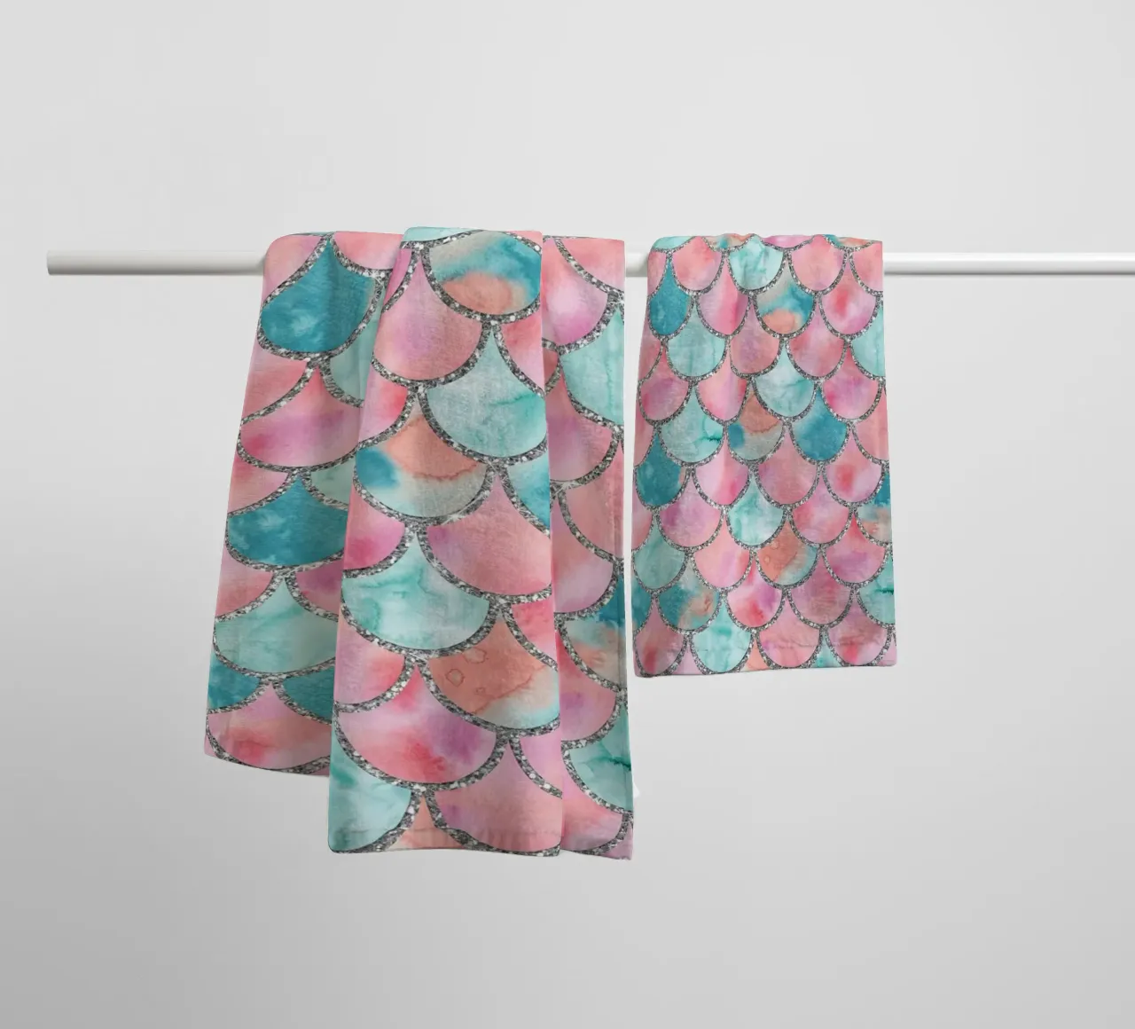 Scaglie di sirena in menta corallina asciugamano da bagno da Happy Littles