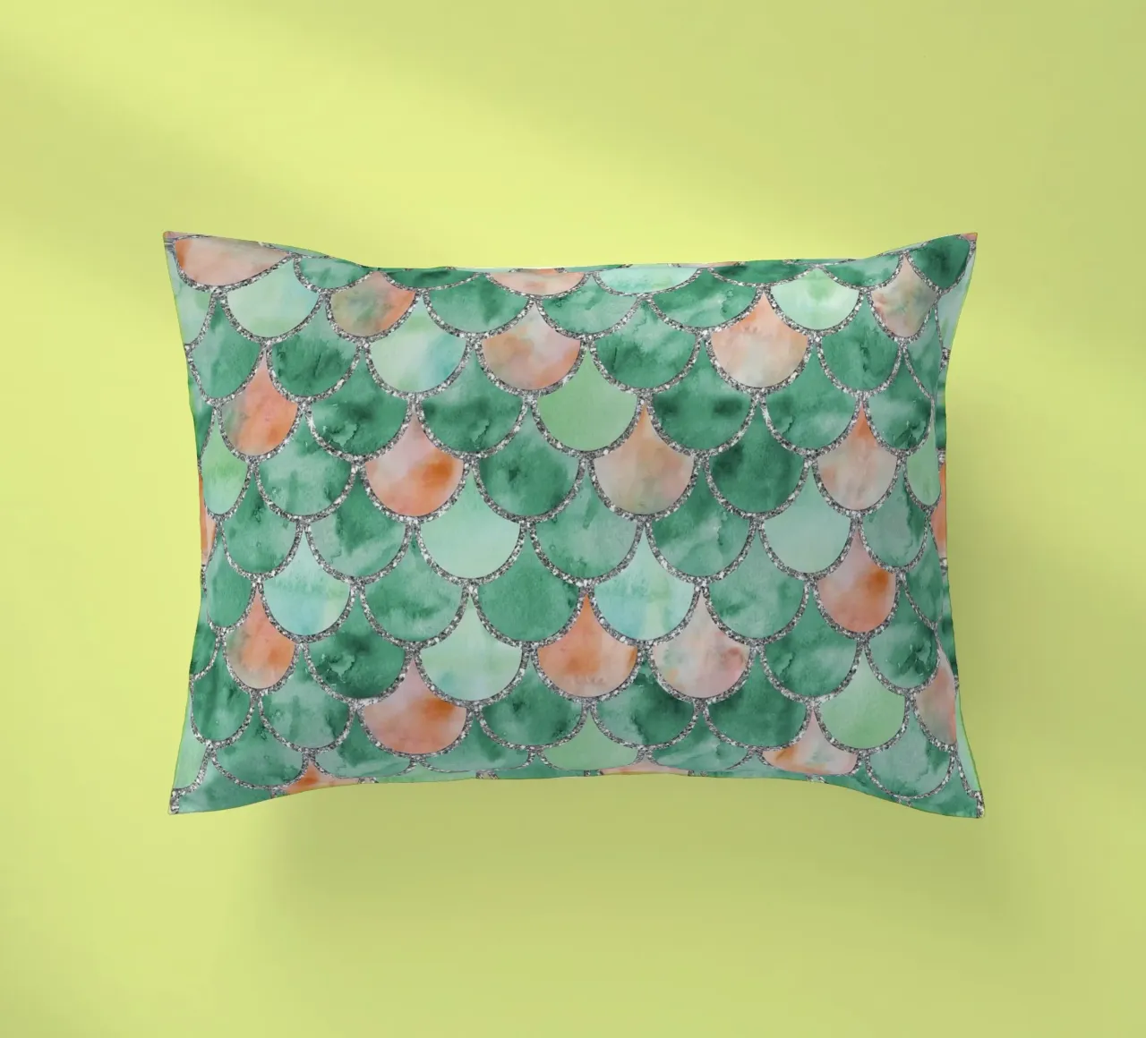 Scaglie di sirena in verde fresco cuscino da Happy Littles