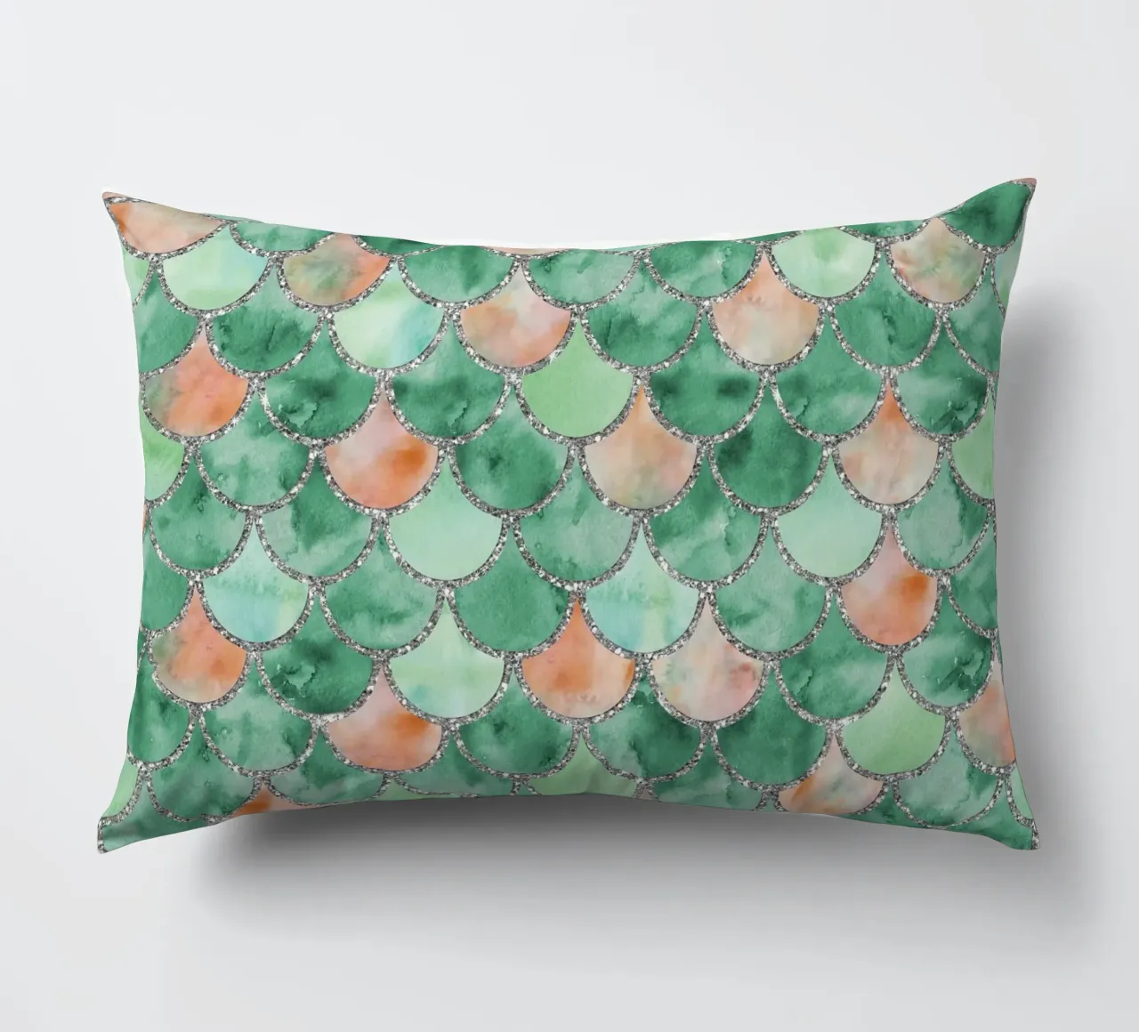 Scaglie di sirena in verde fresco cuscino da Happy Littles