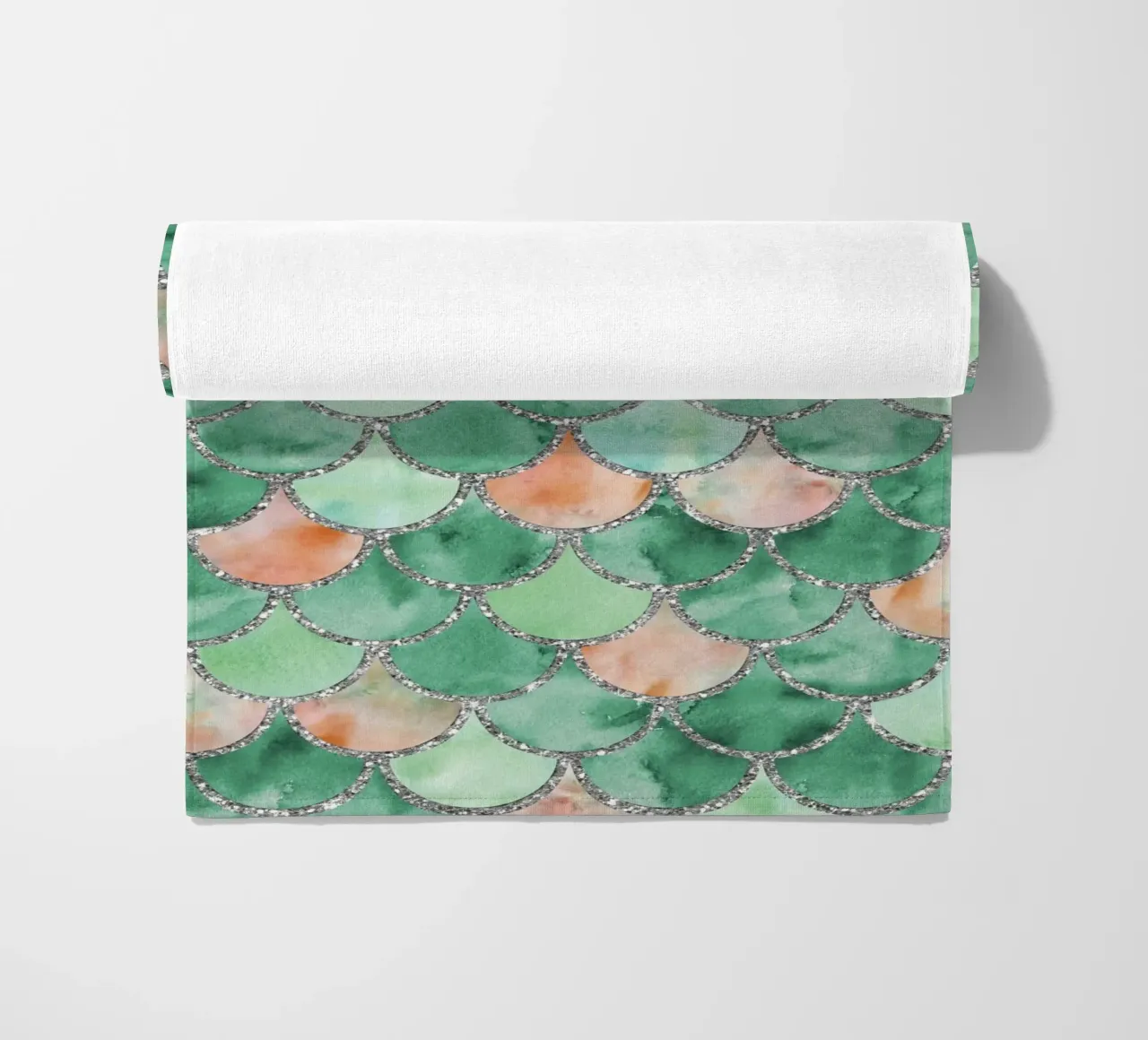 Scaglie di sirena in verde fresco telo mare da Happy Littles