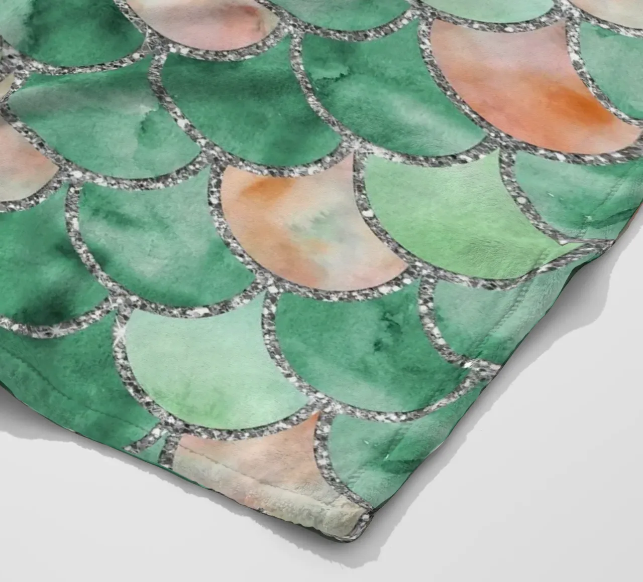 Scaglie di sirena in verde fresco coperta in pile da Happy Littles
