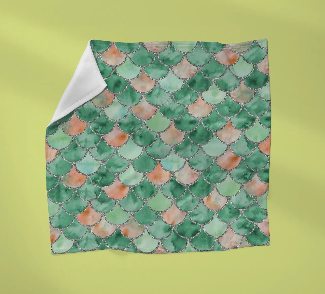 Scaglie di sirena in verde fresco coperta in pile da Happy Littles