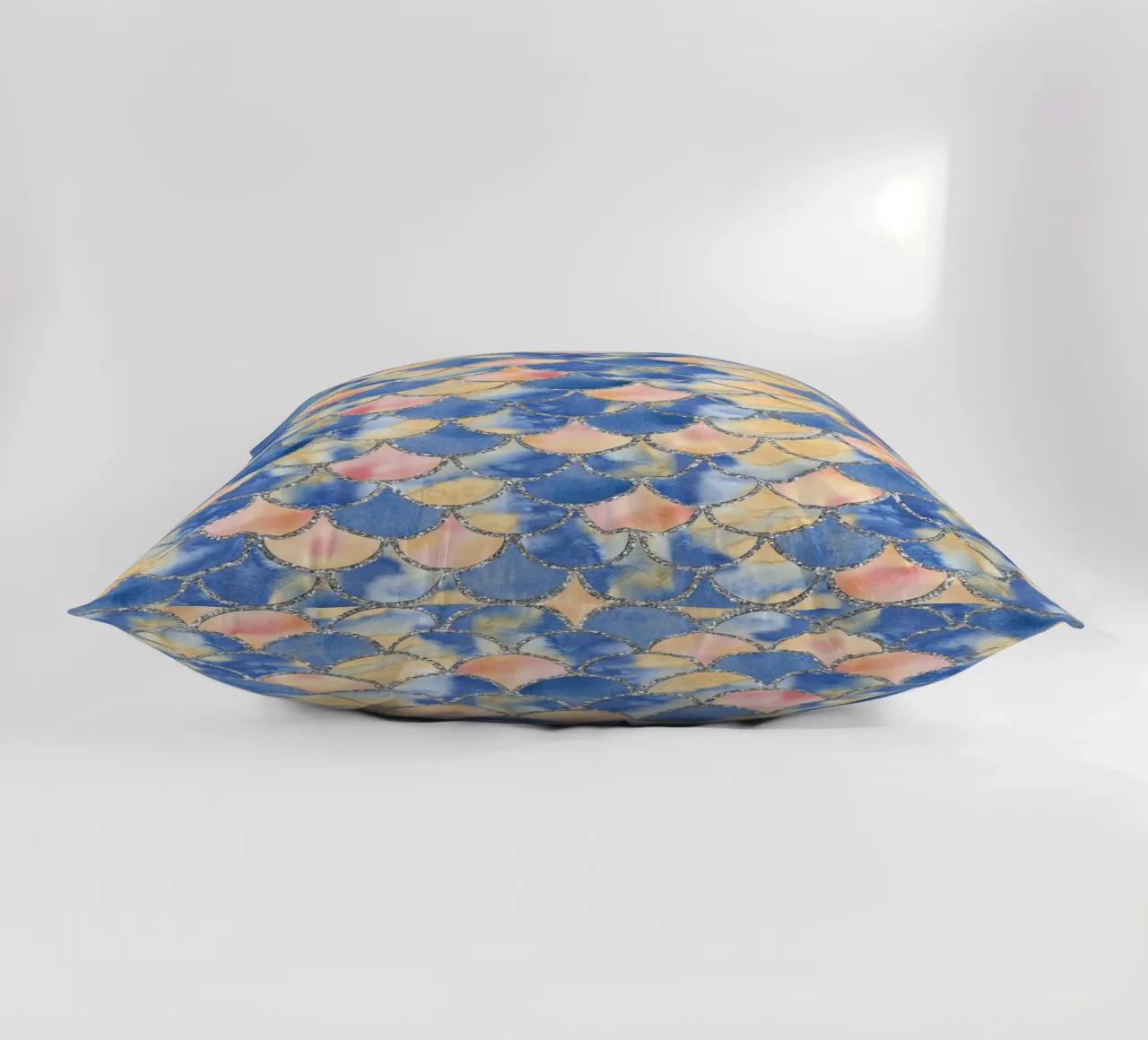 Scaglie di sirena in sabbia blu cuscino da Happy Littles