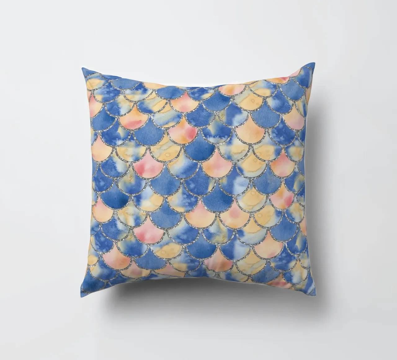 Scaglie di sirena in sabbia blu cuscino da Happy Littles
