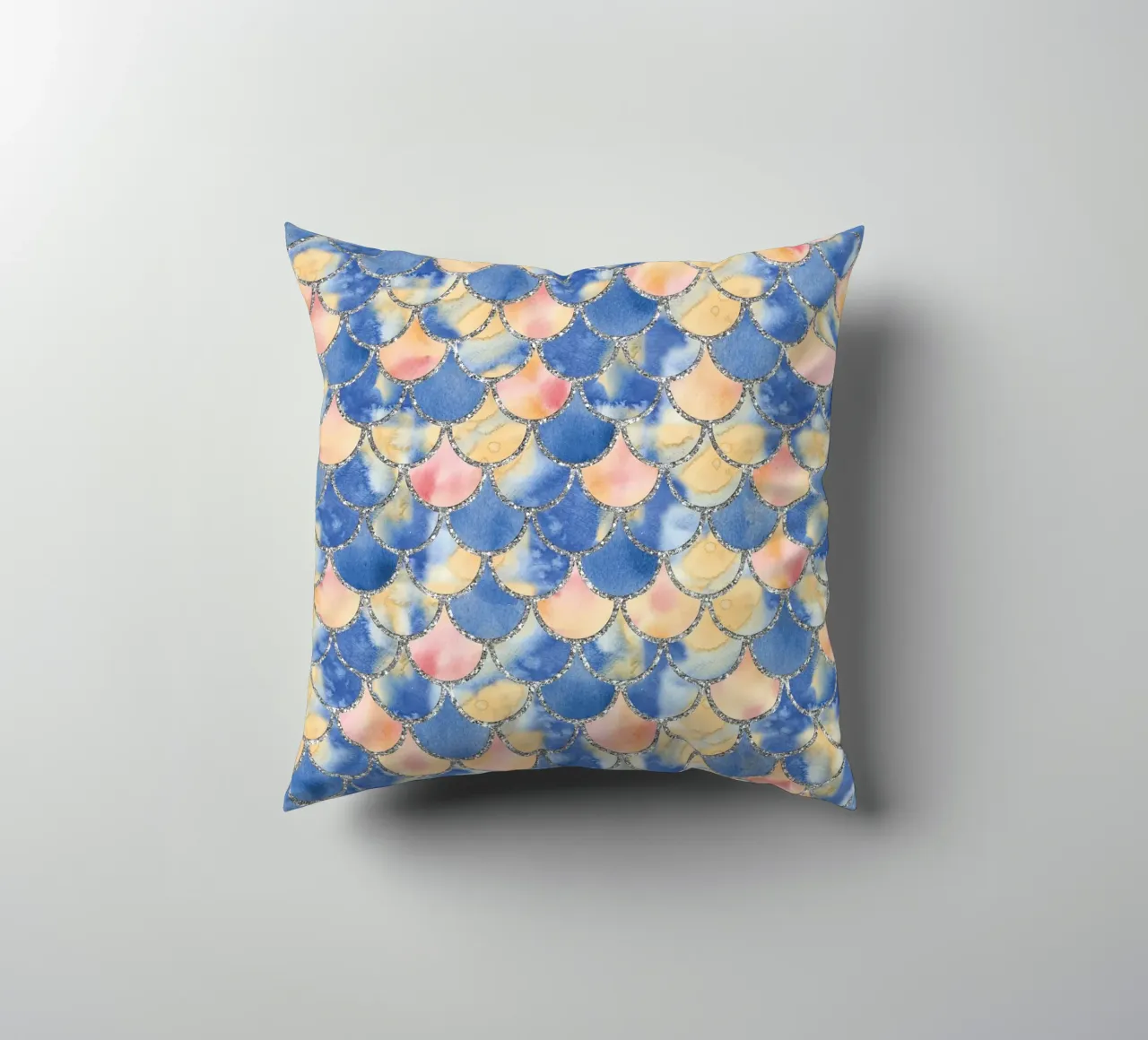 Scaglie di sirena in sabbia blu cuscino da Happy Littles