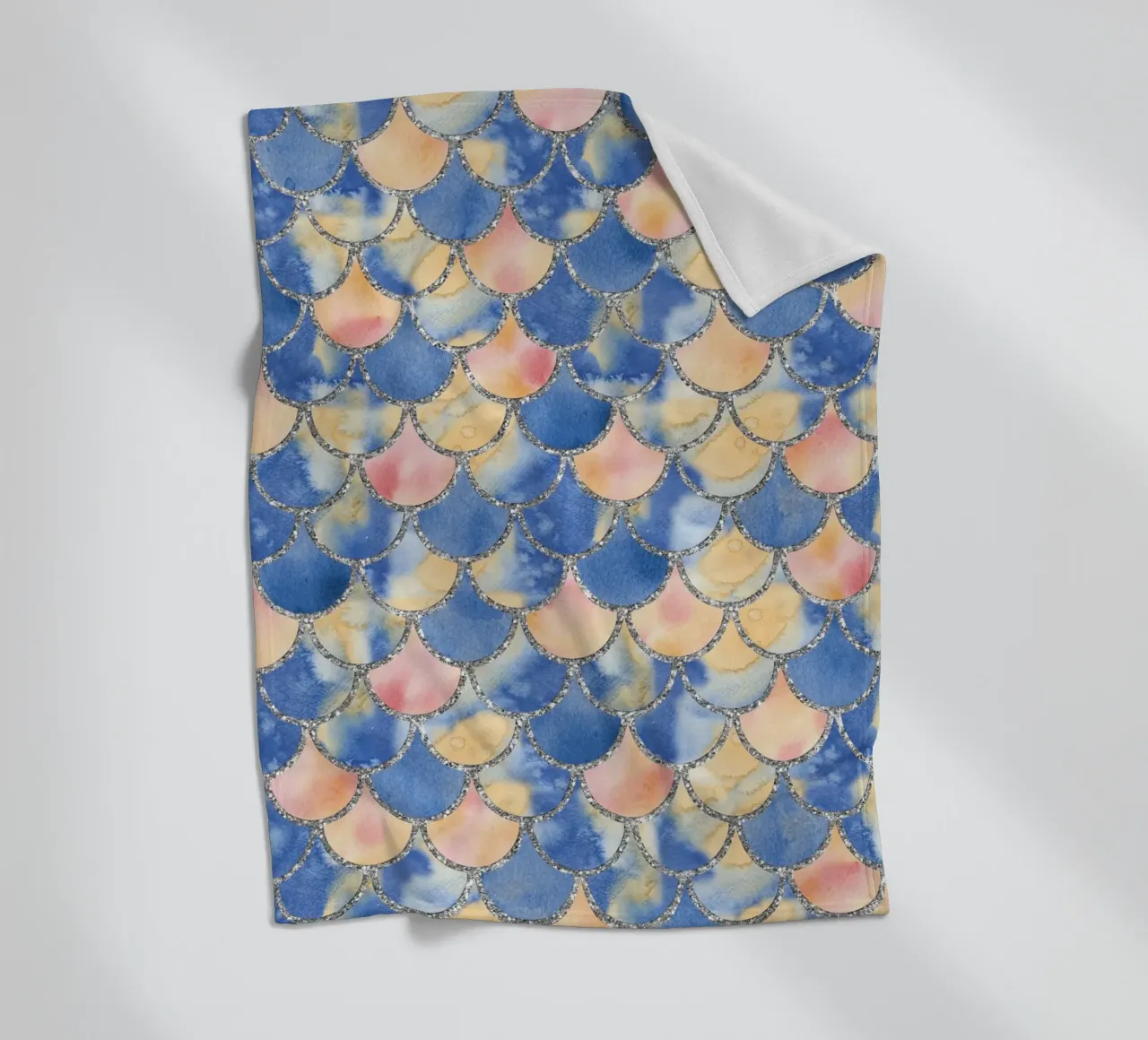 Scaglie di sirena in sabbia blu coperta in pile da Happy Littles