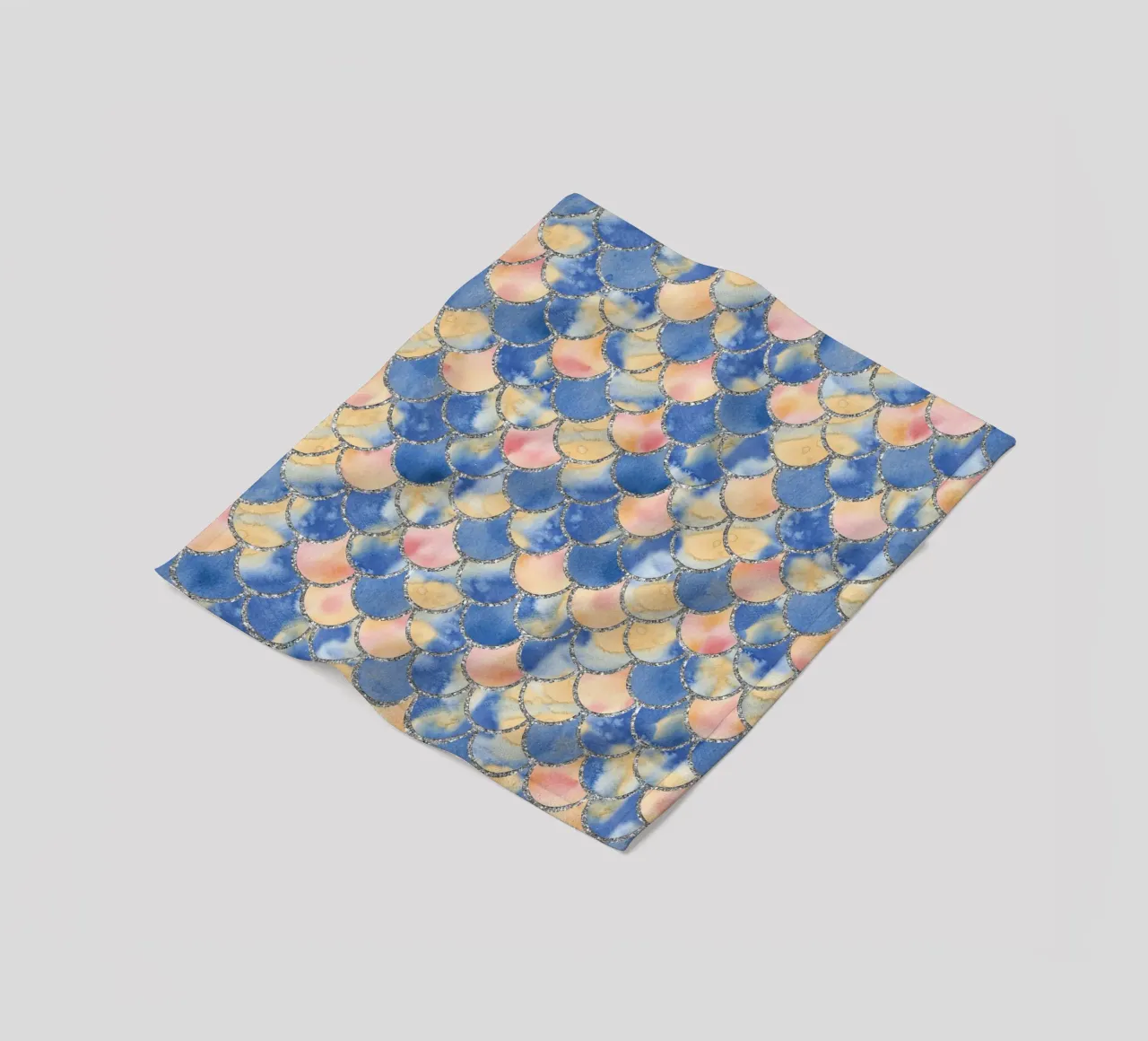 Scaglie di sirena in sabbia blu coperta in pile da Happy Littles