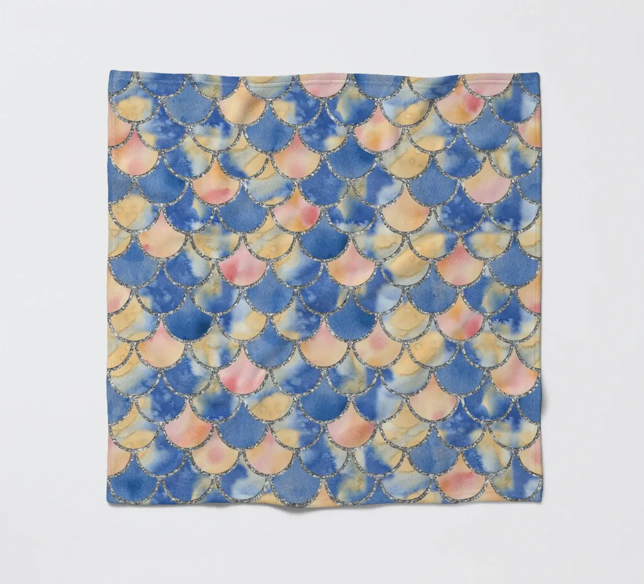 Scaglie di sirena in sabbia blu coperta in pile da Happy Littles