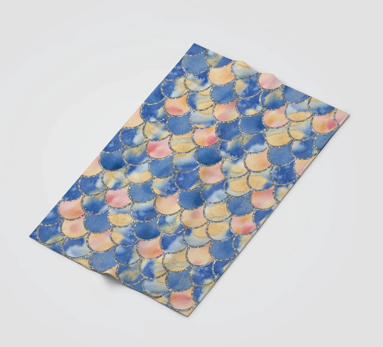 Scaglie di sirena in sabbia blu coperta in pile da Happy Littles