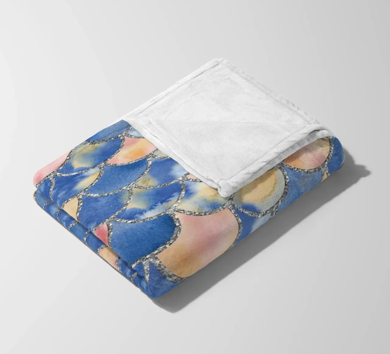 Scaglie di sirena in sabbia blu coperta in pile da Happy Littles