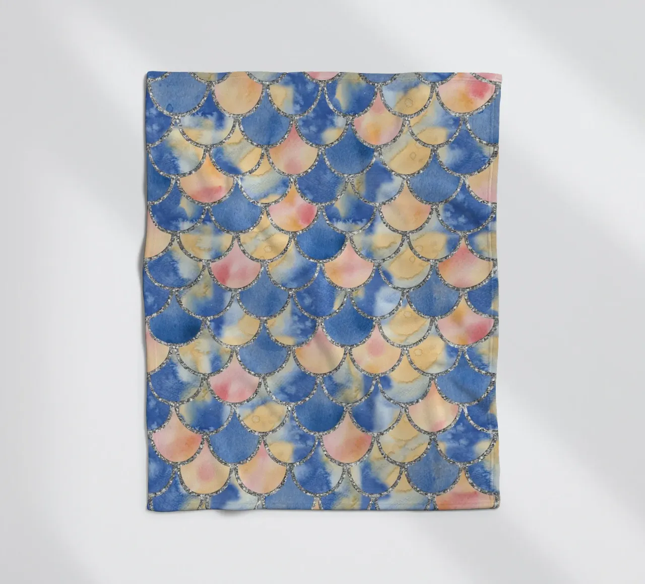 Scaglie di sirena in sabbia blu coperta in pile da Happy Littles