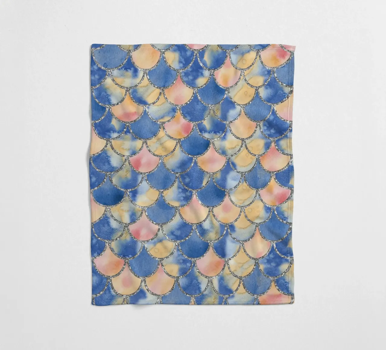 Scaglie di sirena in sabbia blu coperta in pile da Happy Littles