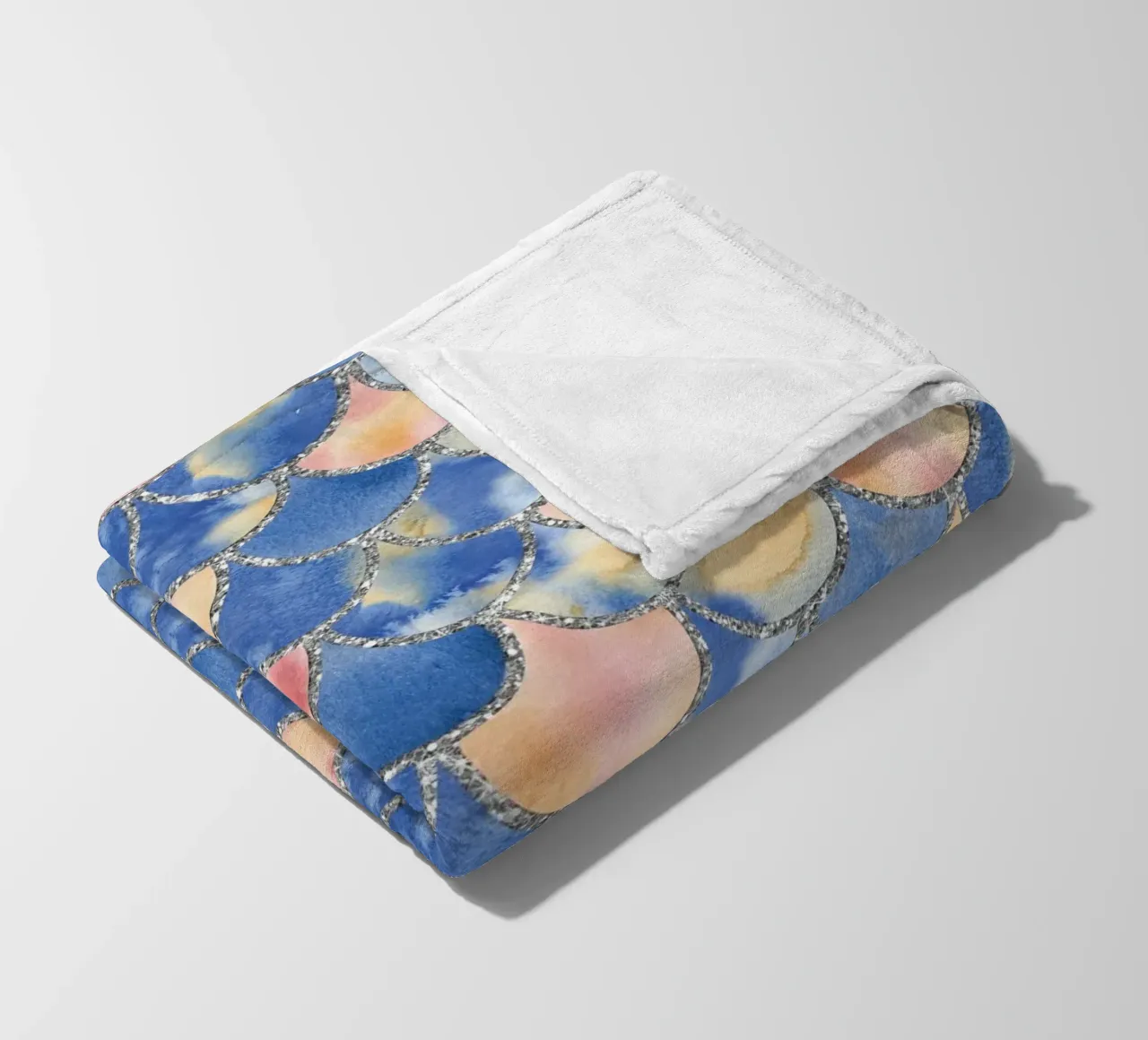Scaglie di sirena in sabbia blu coperta in pile da Happy Littles