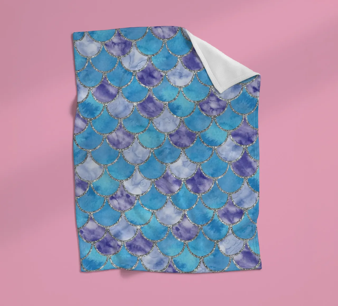Scaglie di sirena in Sky Lilac coperta in pile da Happy Littles