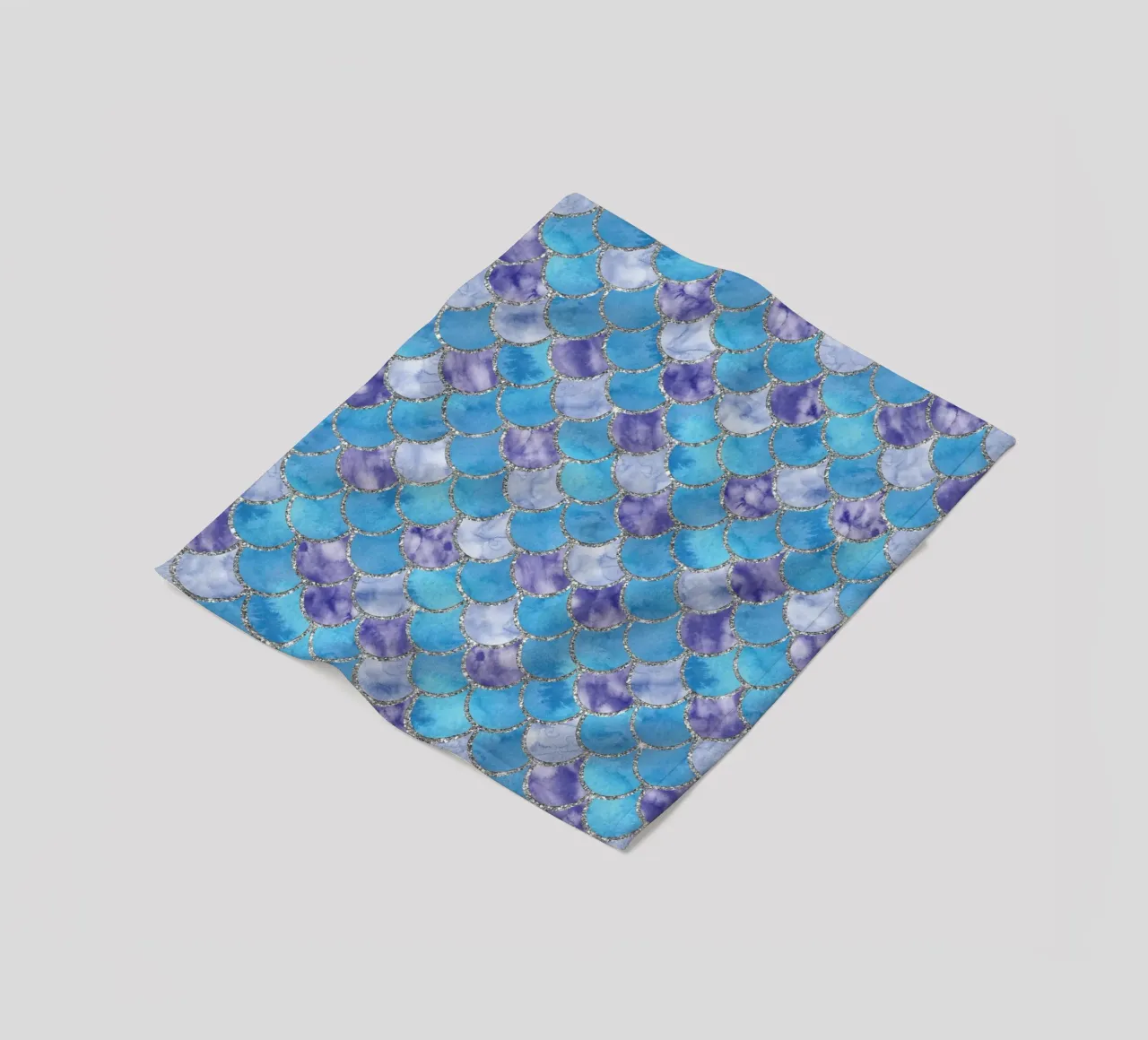 Scaglie di sirena in Sky Lilac coperta in pile da Happy Littles