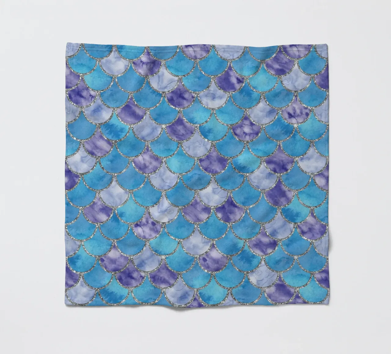 Scaglie di sirena in Sky Lilac coperta in pile da Happy Littles