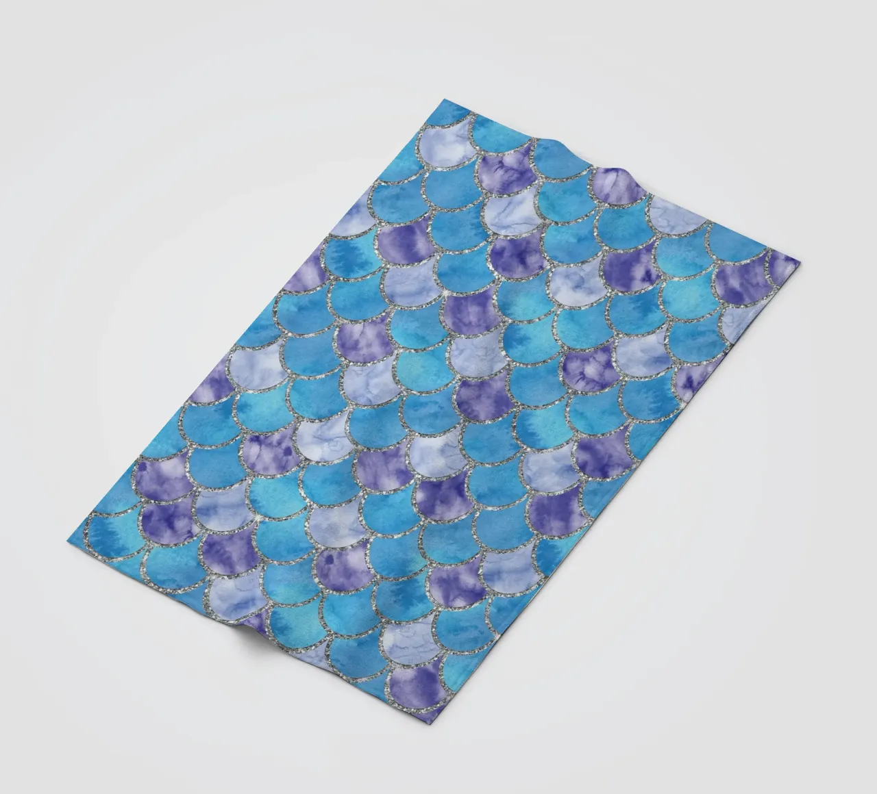 Scaglie di sirena in Sky Lilac coperta in pile da Happy Littles