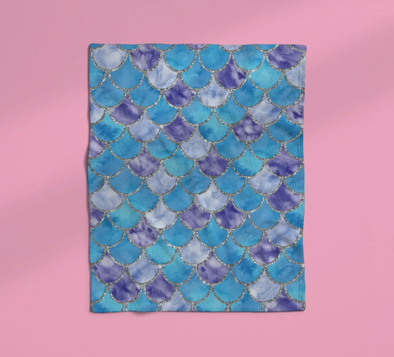 Scaglie di sirena in Sky Lilac coperta in pile da Happy Littles