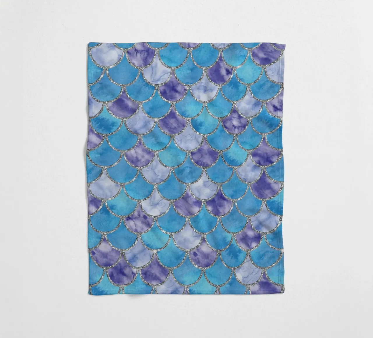 Scaglie di sirena in Sky Lilac coperta in pile da Happy Littles