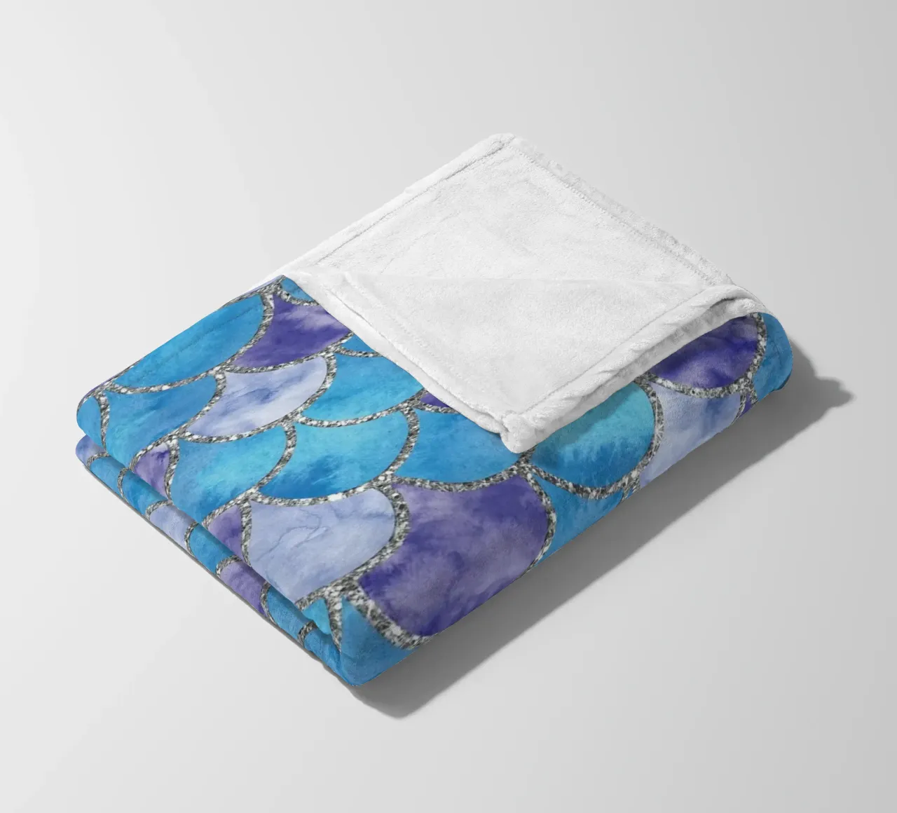 Scaglie di sirena in Sky Lilac coperta in pile da Happy Littles