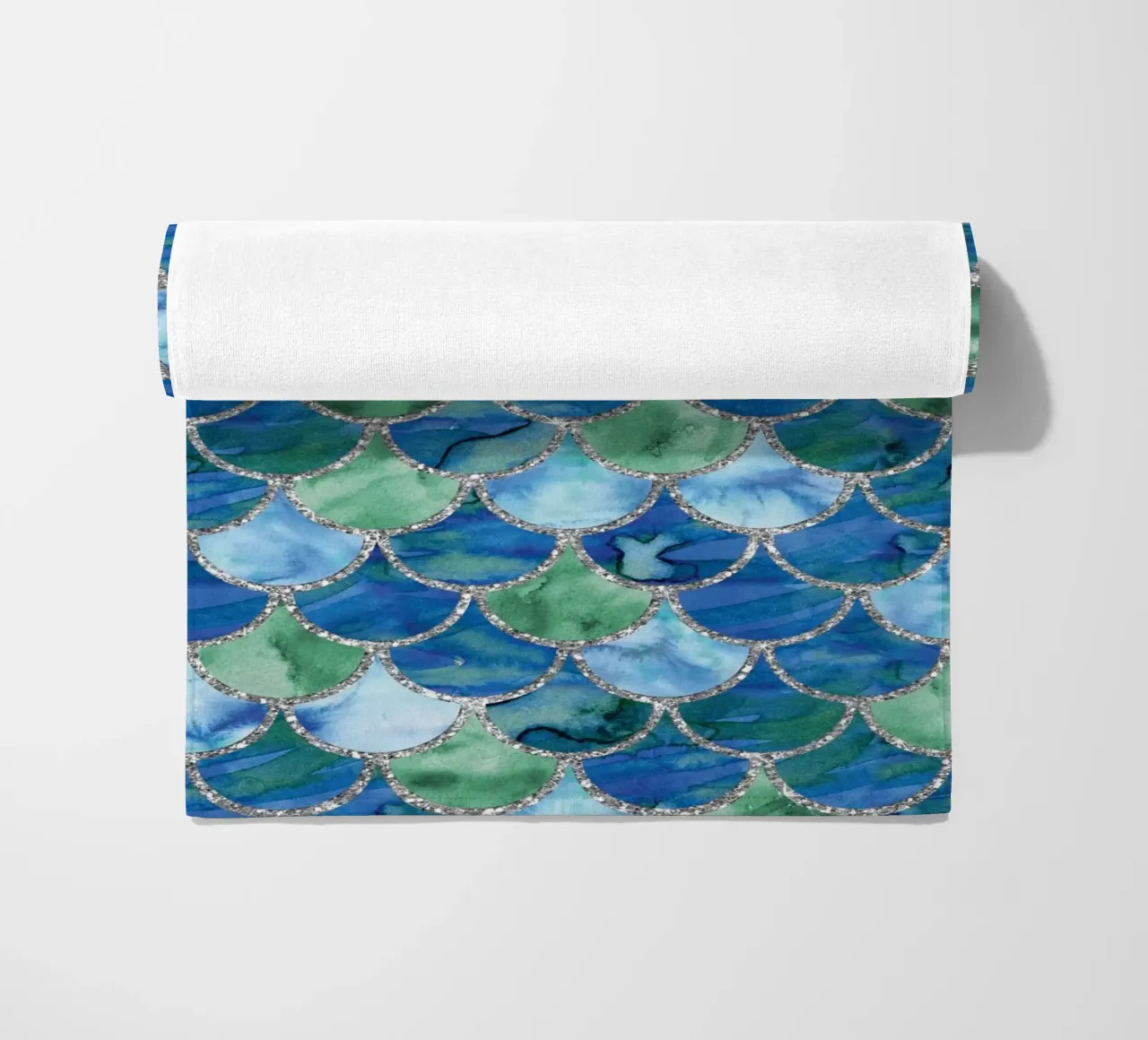 Scaglie di sirena in verde laguna telo mare da Happy Littles