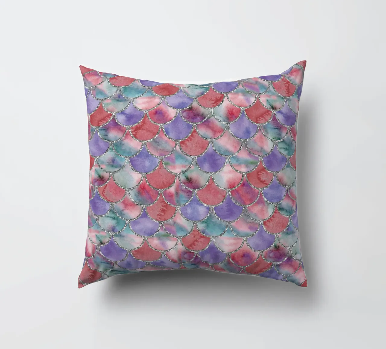 Scaglie di sirena in viola bordeaux cuscino da Happy Littles