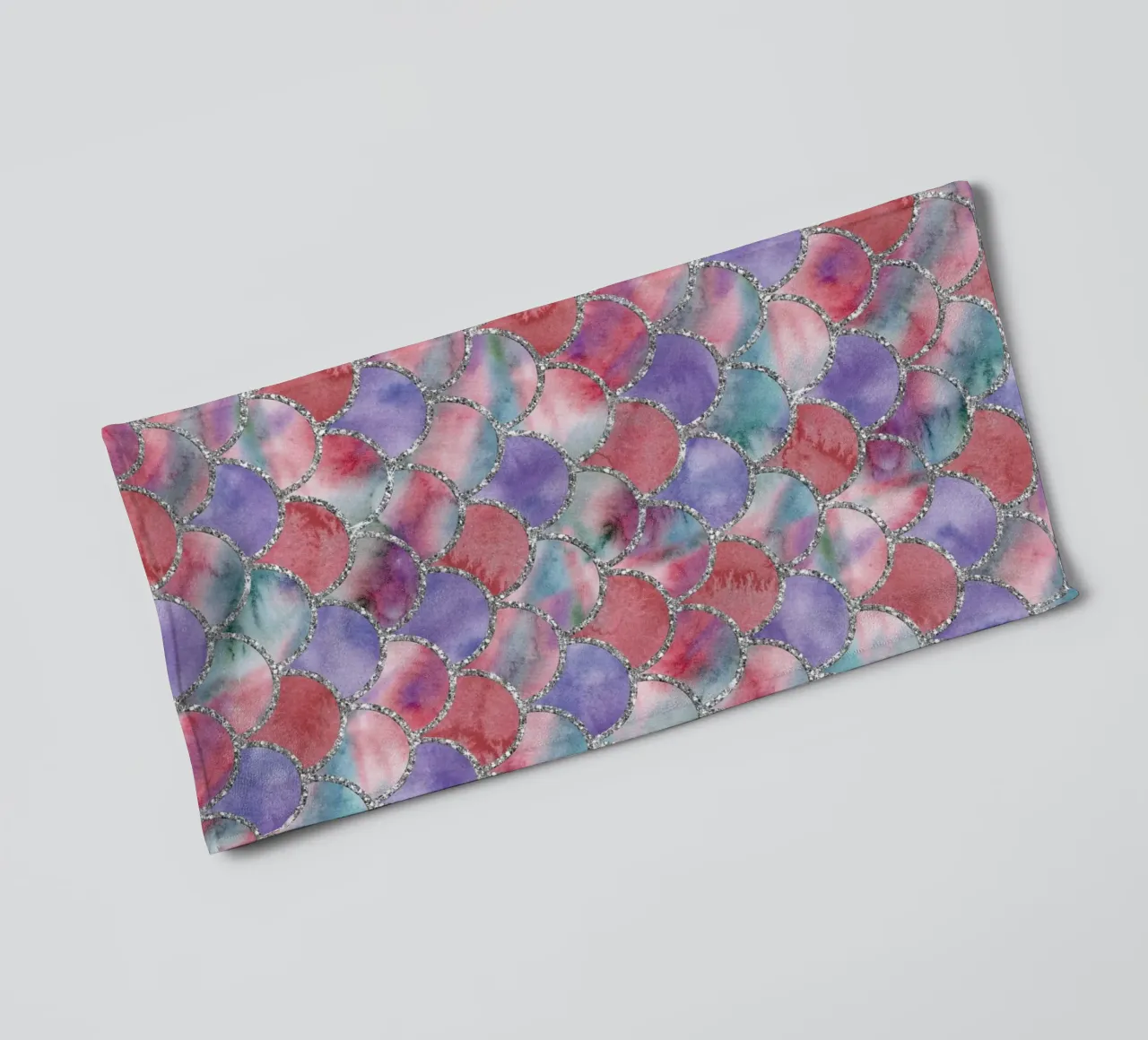 Scaglie di sirena in viola bordeaux asciugamano da bagno da Happy Littles