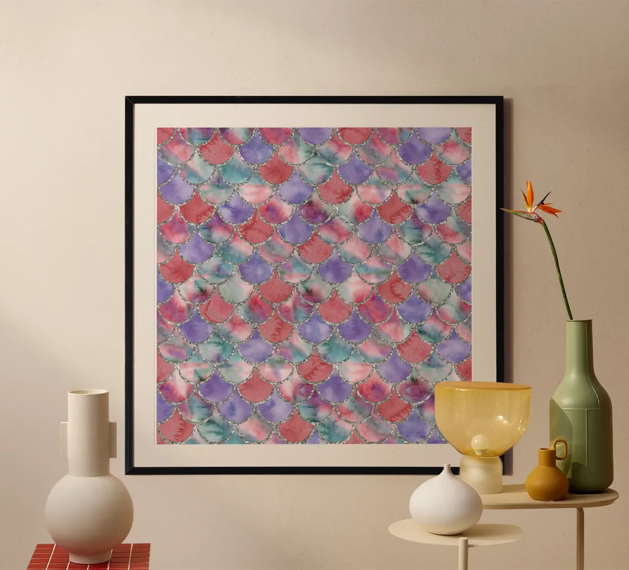 Scaglie di sirena in viola bordeaux poster con telaio in alluminio da Happy Littles
