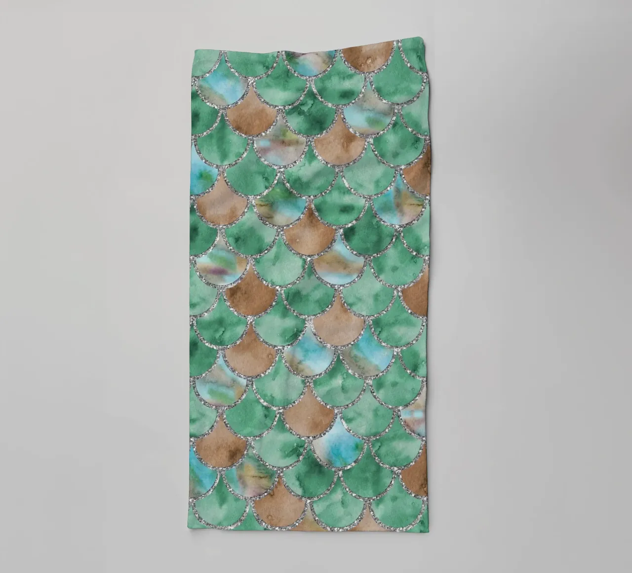 Scaglie di sirena in giada color terra asciugamano da bagno da Happy Littles