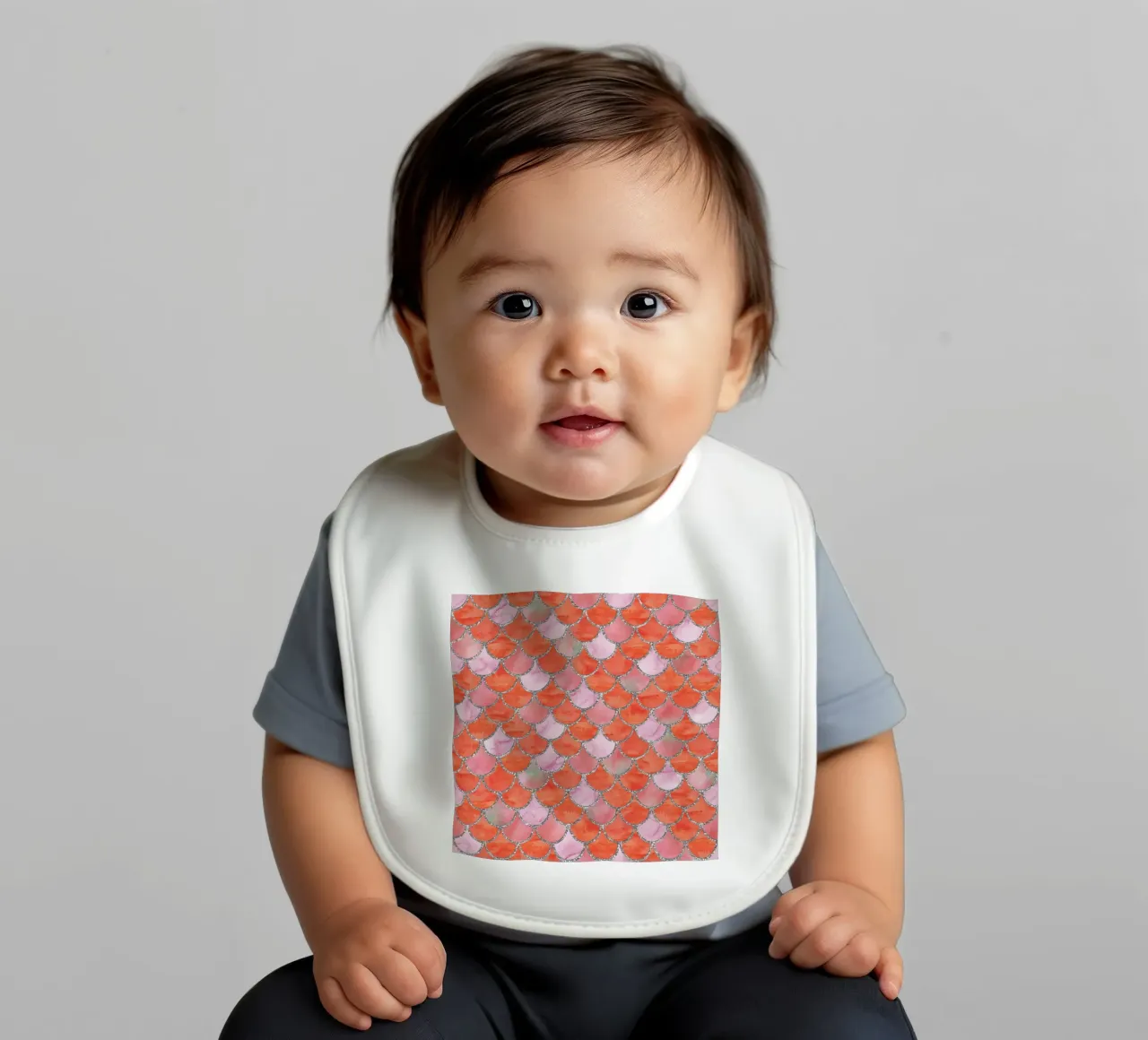 Scaglie di sirena in Tangerine Blush bavaglino da Happy Littles