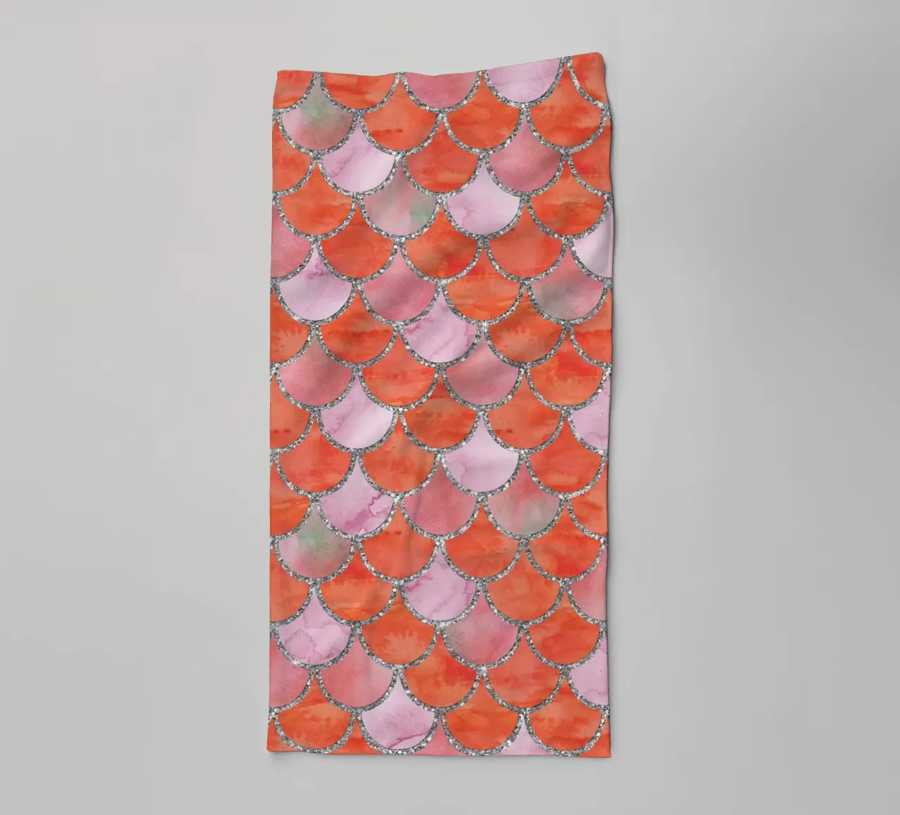 Scaglie di sirena in Tangerine Blush asciugamano da bagno da Happy Littles