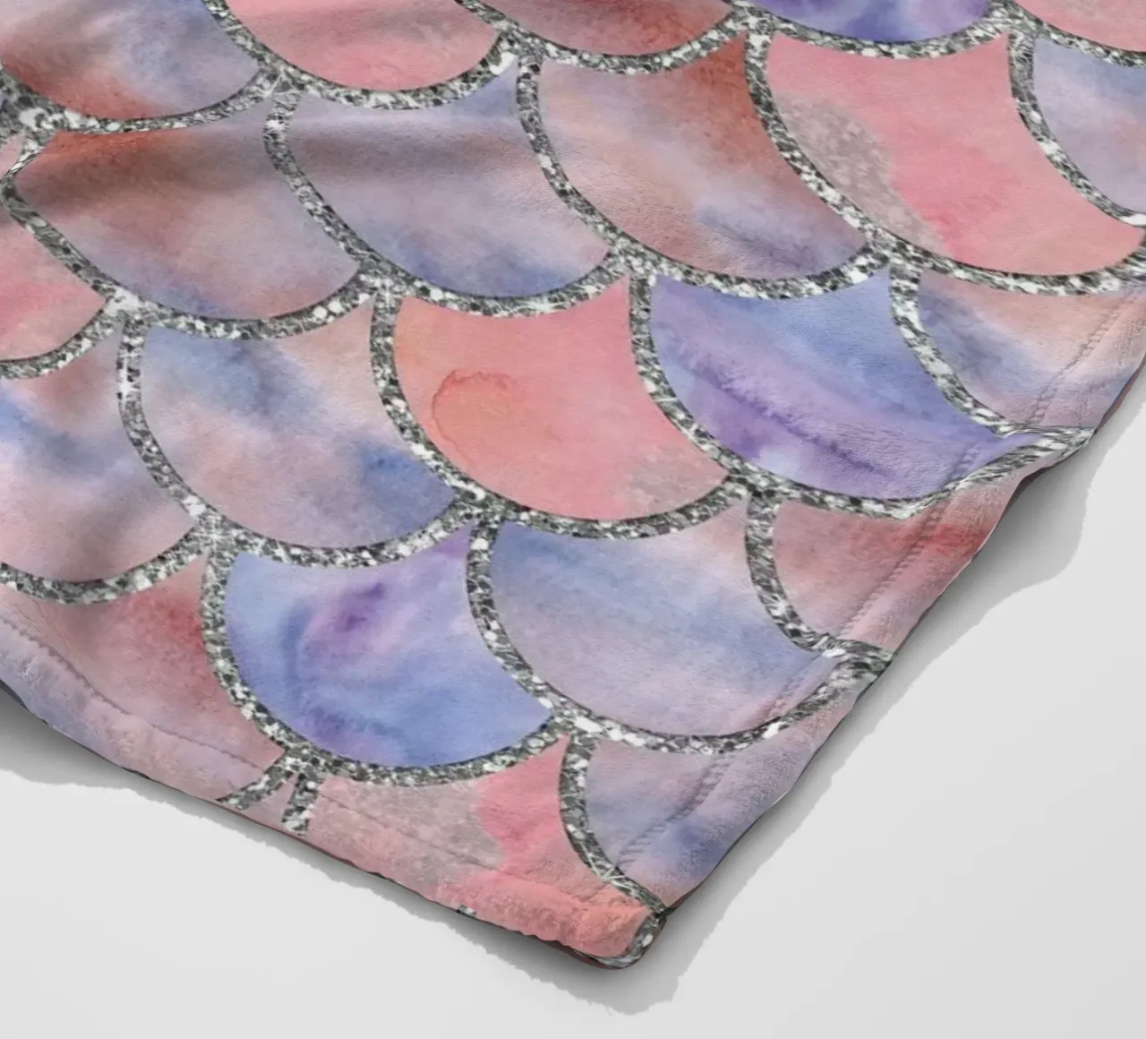 Scaglie di sirena in Lilac Blush coperta in pile da Happy Littles