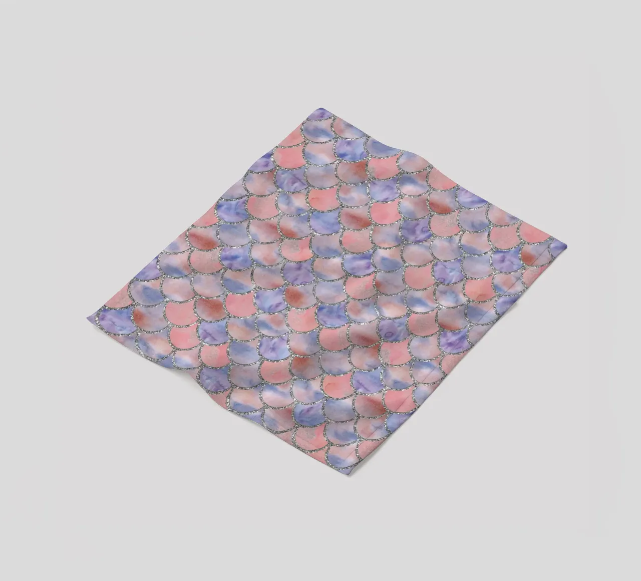Scaglie di sirena in Lilac Blush coperta in pile da Happy Littles