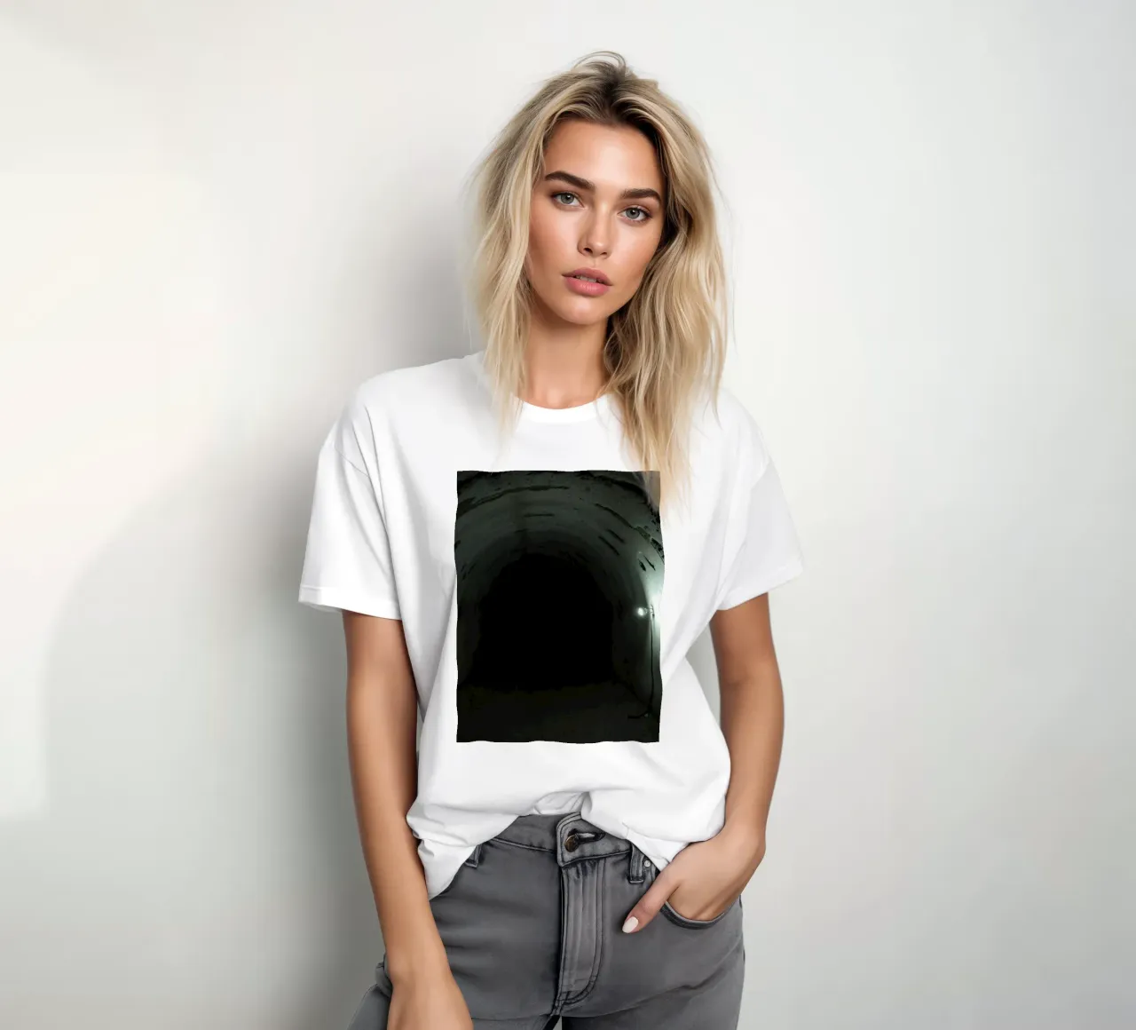 Exploration d'un tunnel souterrain sombre en basse lumière t-shirt de DesignDoodle